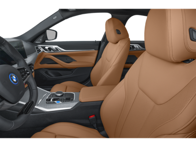 Côté conducteur avec porte ouverte, siège avant