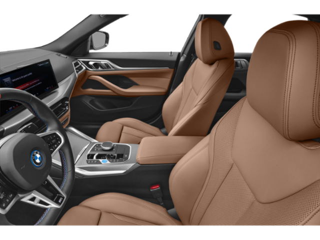 Côté conducteur avec porte ouverte, siège avant