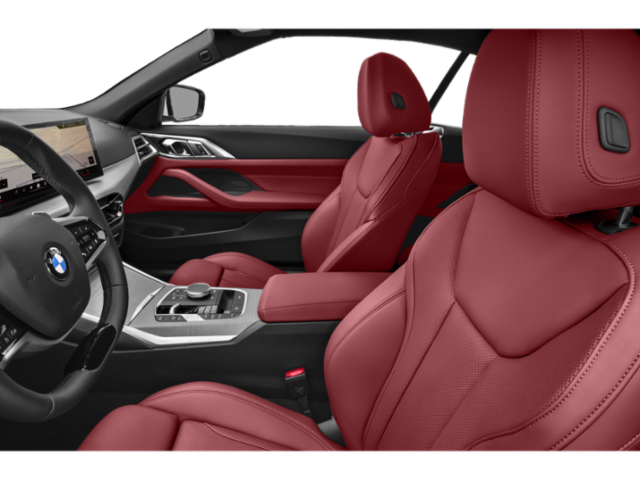 Côté conducteur avec porte ouverte, siège avant