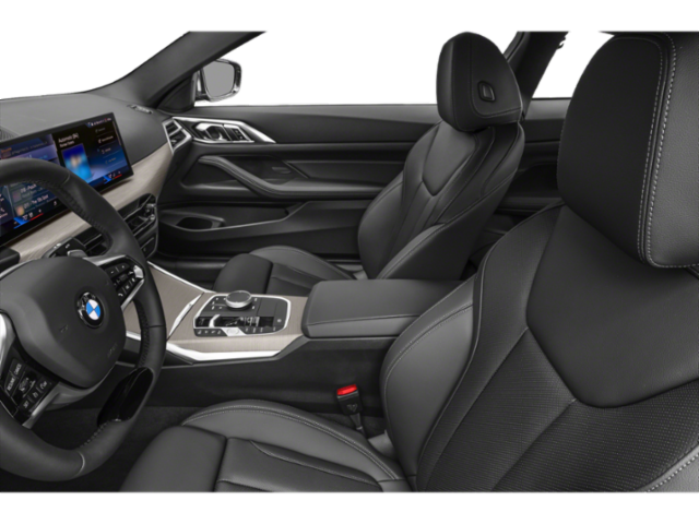 Côté conducteur avec porte ouverte, siège avant