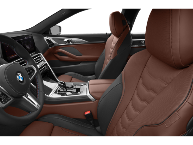 Côté conducteur avec porte ouverte, siège avant